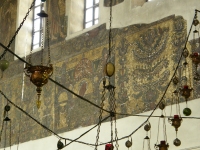 lampes suspendues dan la basilique et fresques byzantines.