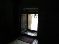 la porte basse de l'entrée de la basilique.